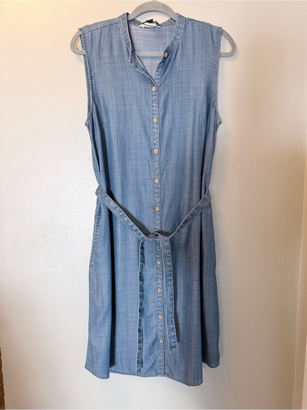 Tommy Bahama Light Blue Sleeveless Chambray Midi Dress with Tie